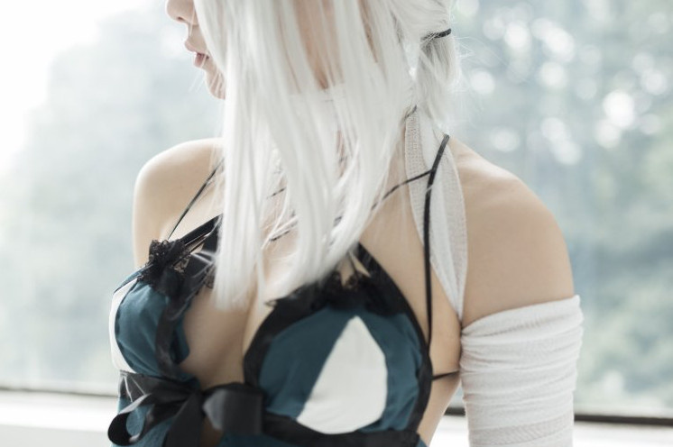 Косплей с девушкой в белых волосах