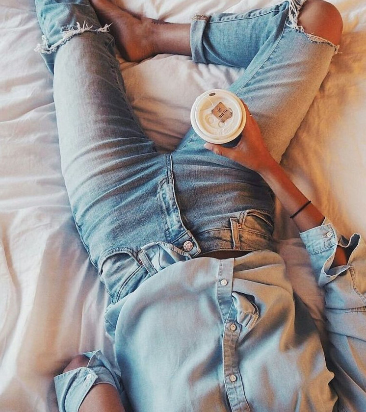 Мода на девушек в стильных рваных джинсах: идеи образов