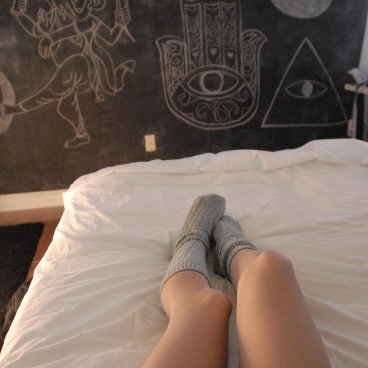 Ноги девушки в темноте: причины и способы решения