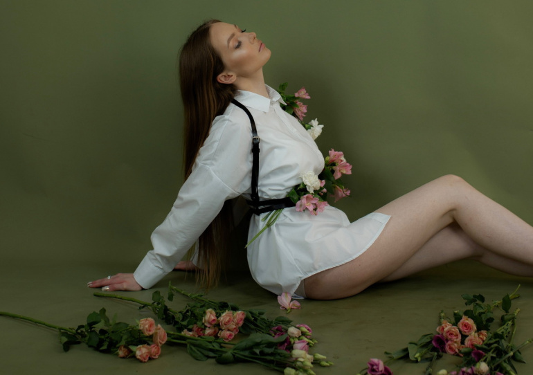 Очарование и стиль: Почему фото привлекательных девушек в социальных сетях завоевывают популярность