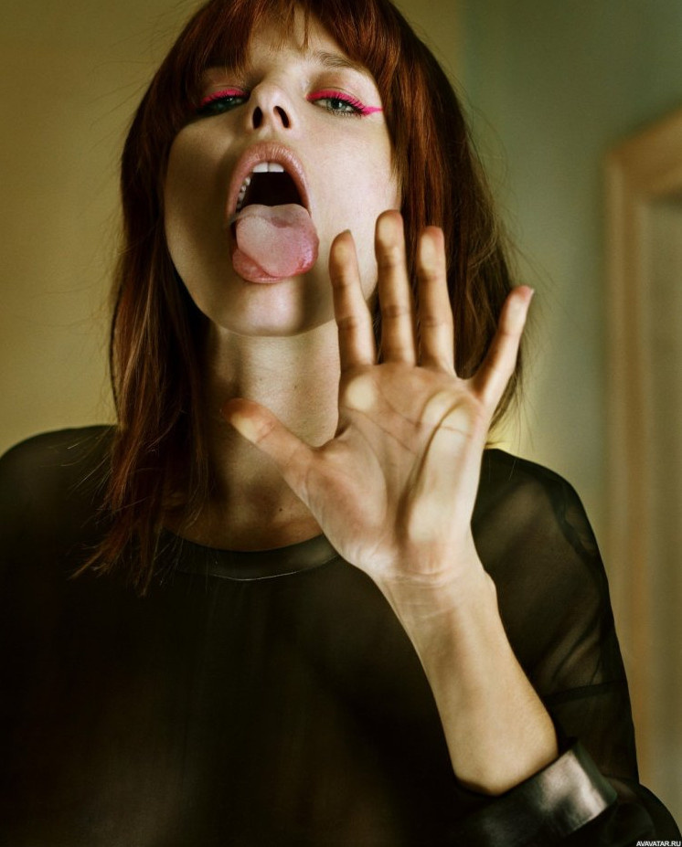 Почему девушка облизывает стекло?