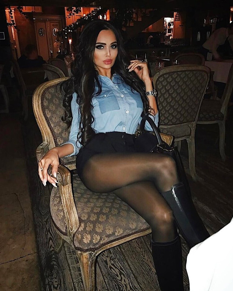 Почему девушки любят носить плотные колготки?