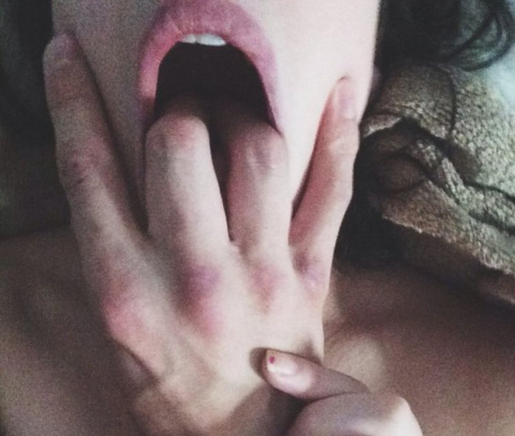 Почему девушки облизывают палец?