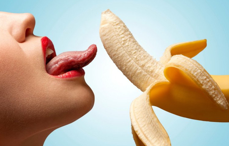 Почему люди обожают фотографировать девушек с бананами?