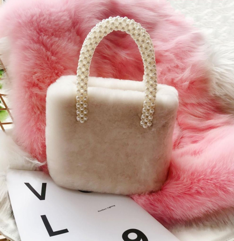 Преимущества и стиль сумки из искусственного меха