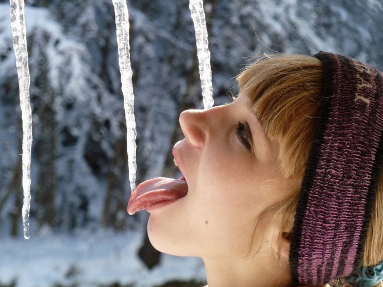 Прекрасные девушки и снежинки: зимняя атмосфера в фотографиях