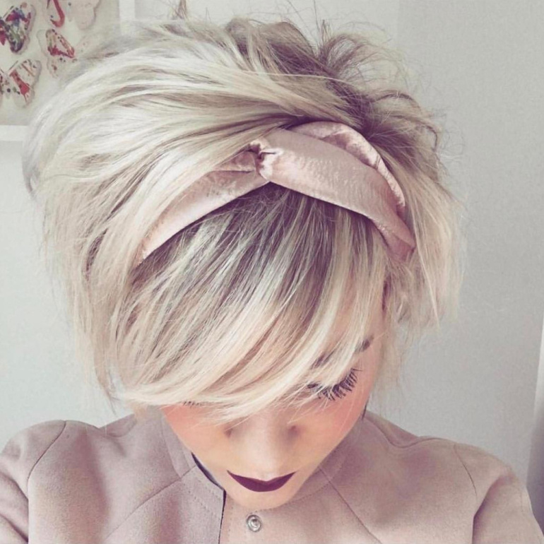 Привлекательное окрашивание для коротких волос блонд