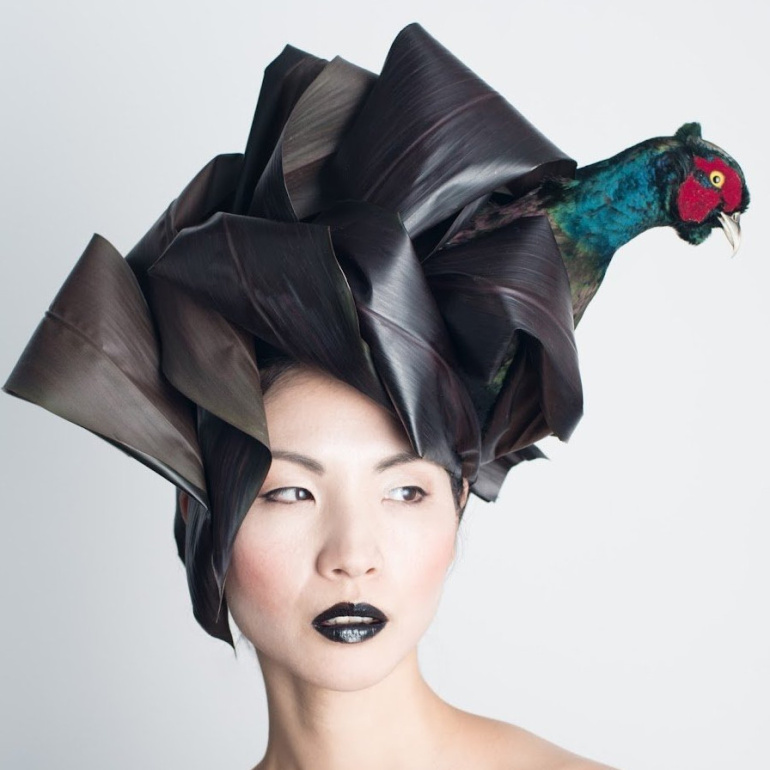 Стиль Авангардная шляпа: дерзкое сочетание необычных форм и фантазийных элементов