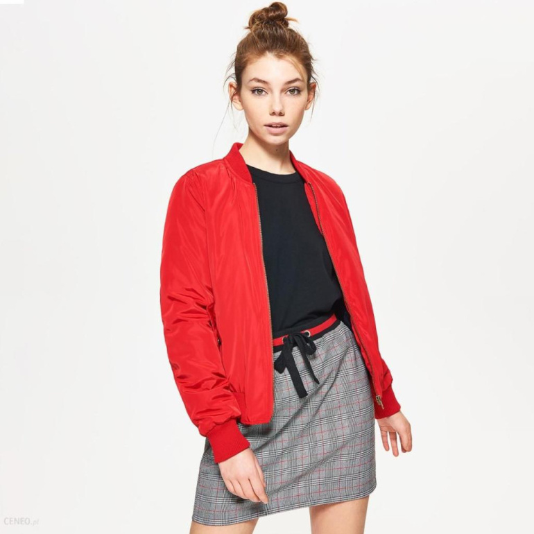 Стритстайл: Тренд на женский бомбер кропп