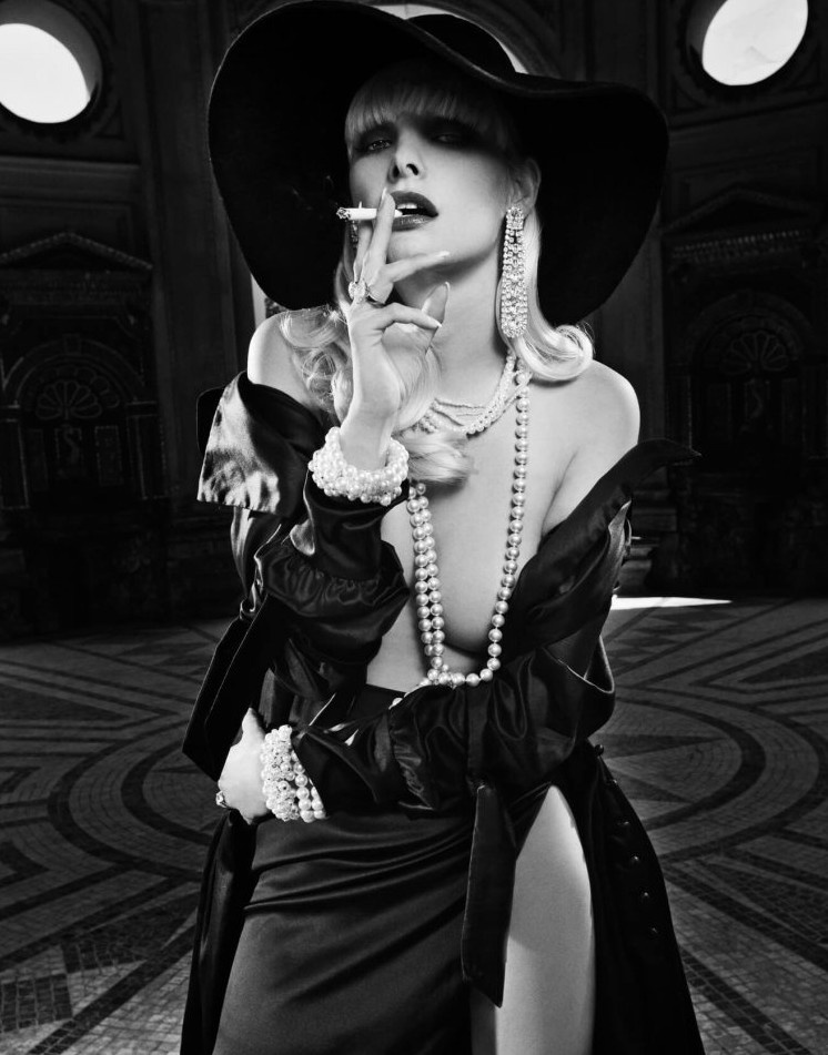 Женщина в шляпе с сигаретой