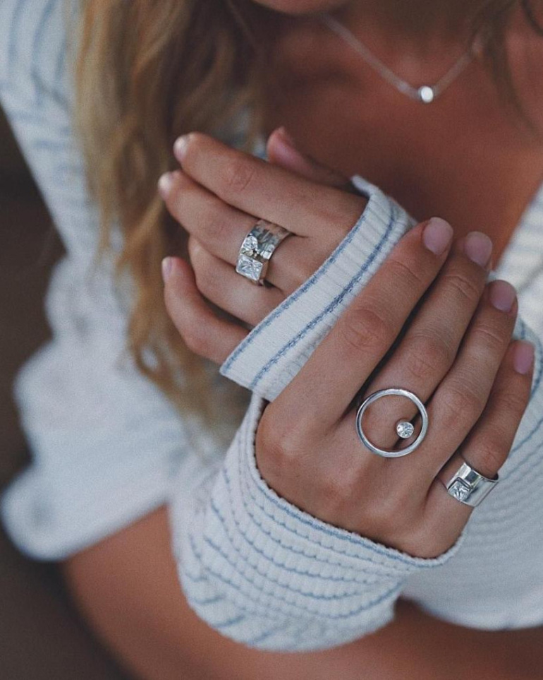 Женские стильные кольца из серебра: топ-5 моделей 2024 года