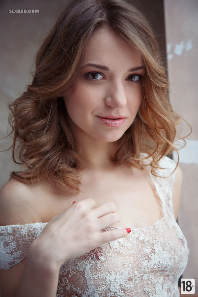 Девушка стимулирует набухшие соски