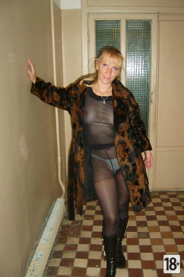 Русская жена в прозрачном белье шалит в подъезде.