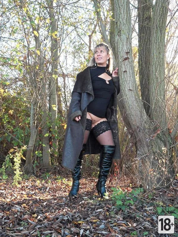 Жопастая мама в лесу без трусов (16 фото)