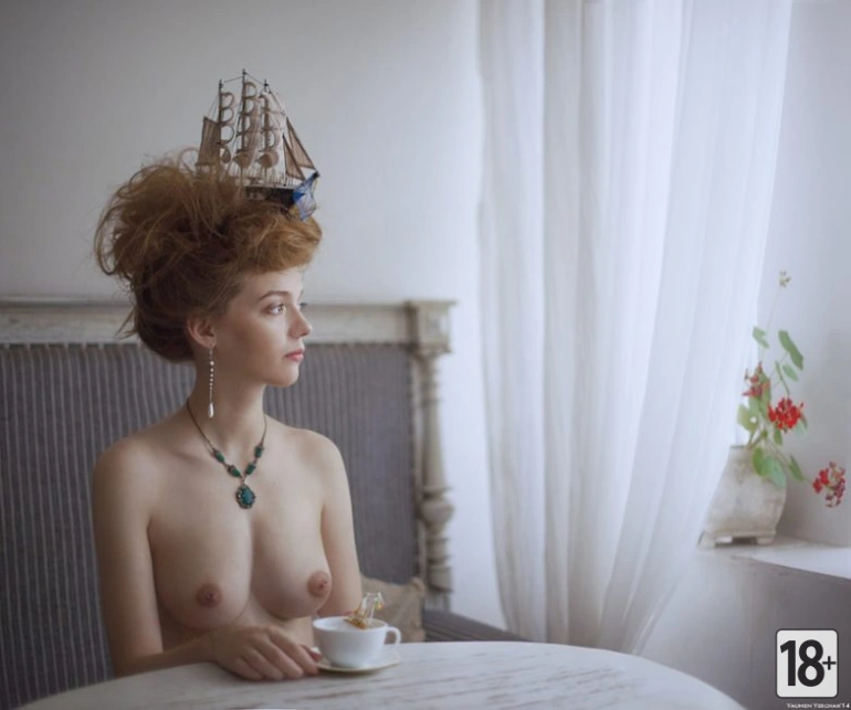 Обнажённые девушки и кофе